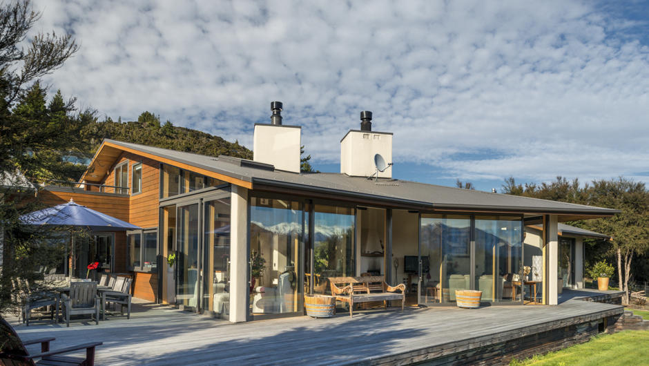 Release Wanaka - Kanuka Rise, large deck with outdoor sitting area and mountain views