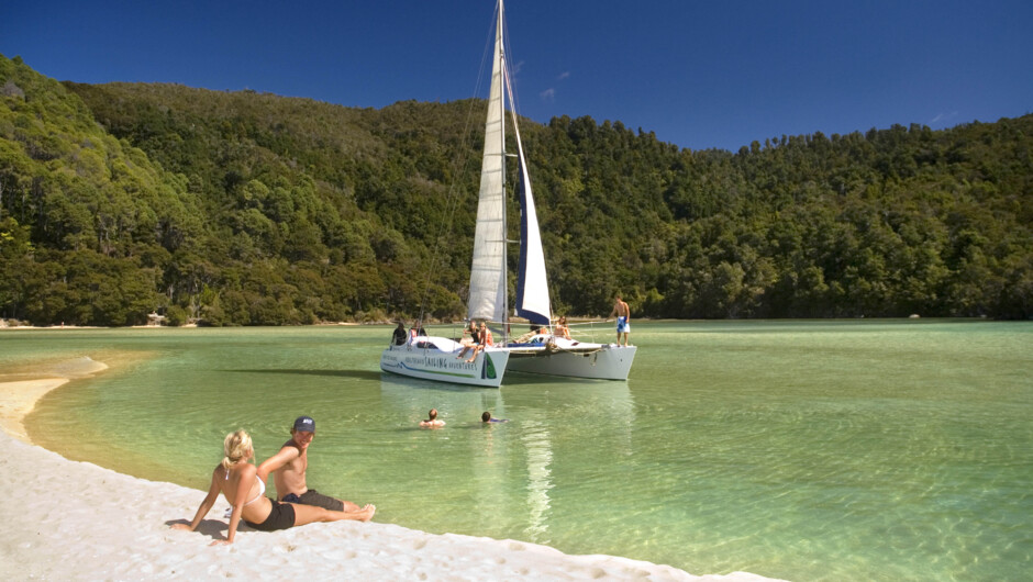 亚伯塔斯曼帆船探险旅行社带你享受海滩上的休闲与游泳时光