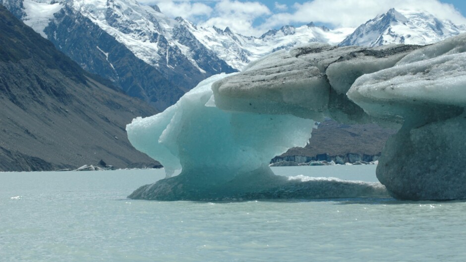 タスマン氷河末端の氷河湖をいくグレイシャー・エクスプローラーズ