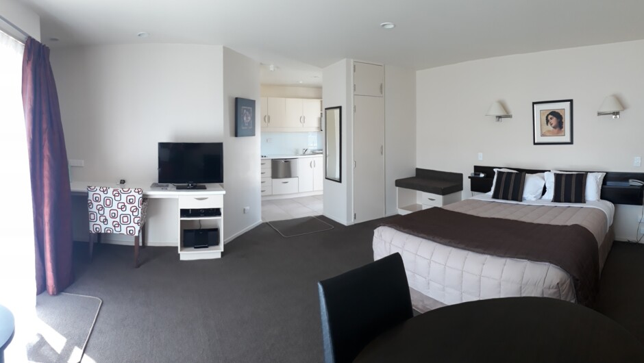 Large, spacious modern executive studio suite with king size bed, spa bath, air conditioning, in-room data ports, music centre and full cooking facilities. Ideal for corporate travellers and holiday visitors.