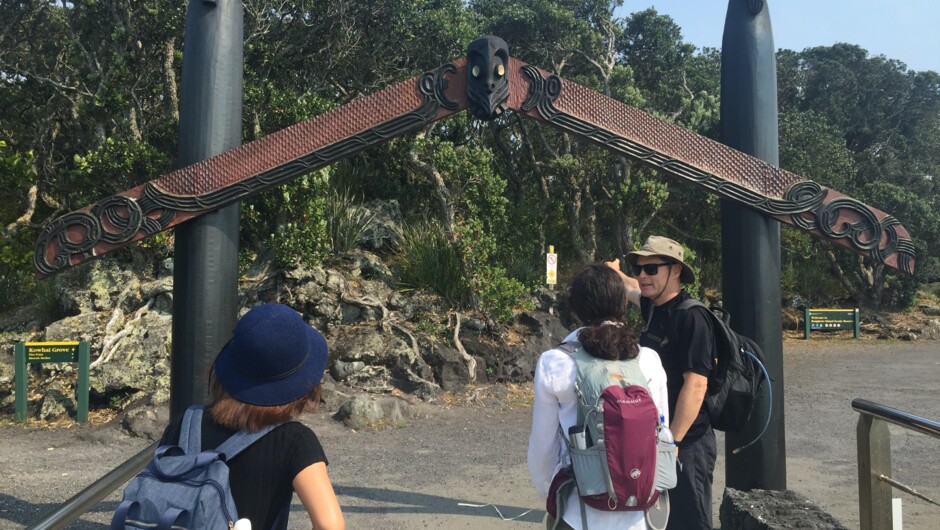 Te Waharoa o Peretū - traditional Māori carving on the wharf at Rangitoto Island