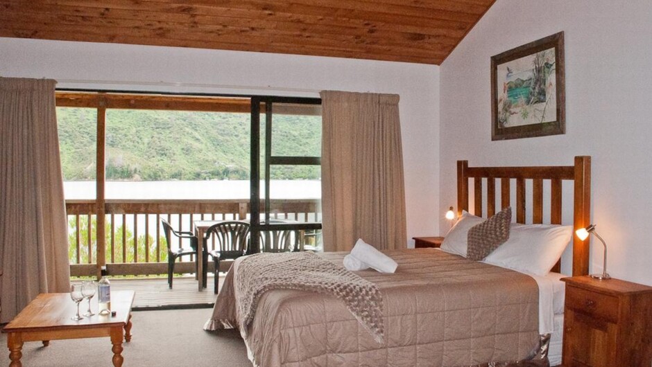 蜜雀小屋，适合家庭入住。一张大床，两张小床。阳台俯瞰湖面。