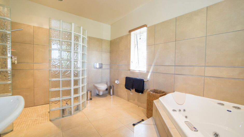 Master Bathroom - Pinnacle Villa