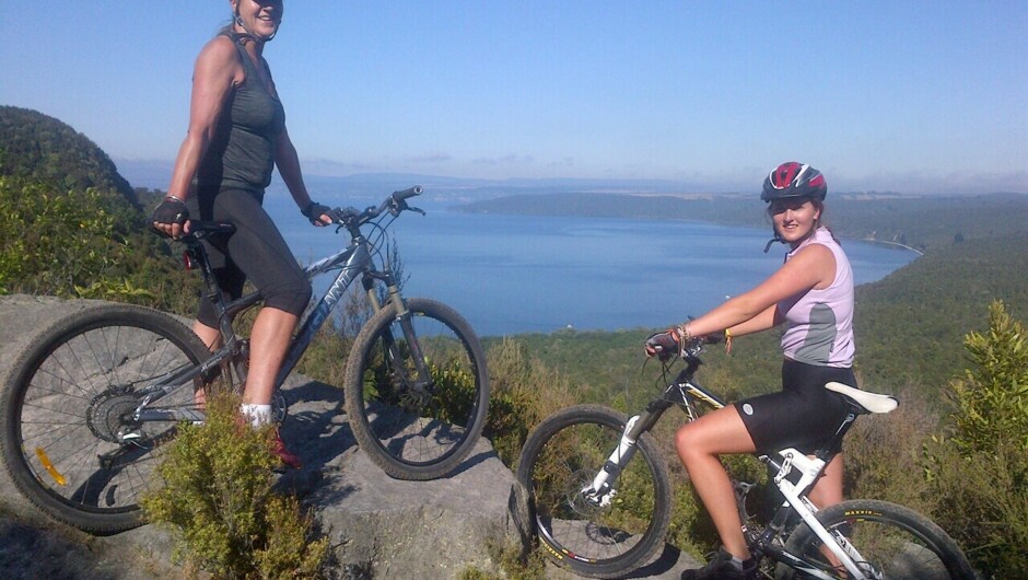 美しいタウポ湖周辺ではクリス・ジョリー・アウトドアーズのガイド付きサイクリングツアーに参加しましょう。