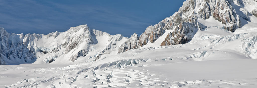 フォックス氷河の雪上着陸は通年可能です