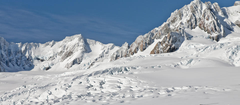 フォックス氷河の雪上着陸は通年可能です