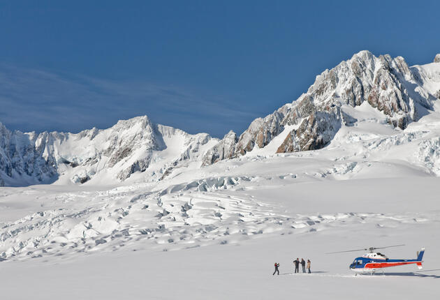 安逸的福克斯冰川镇隐藏在阿尔卑斯山脉南部森林覆盖的山麓中，是冰川旅行、远足和空中观光的好地方。