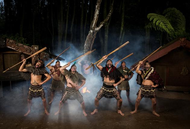 ニュージーランドの先住民マオリの伝統の戦いの舞い、ハカについてご紹介しています。ハカは部族の誇りと強さ、団結力を表すものです。