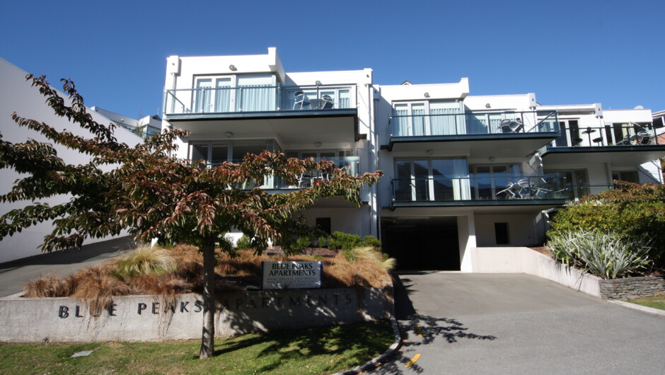 Located on a quiet, tree lined street only a 5 minute stroll from downtown Queenstown and just across the road from the beautiful Queenstown Gardens.