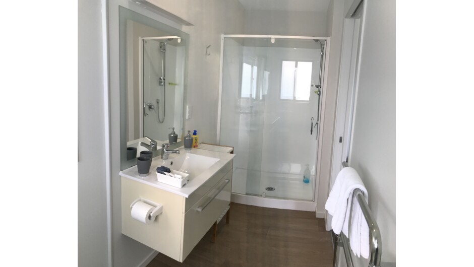 3 Shower en-suites, Toiletries, Soft Robes &amp; Towels provided