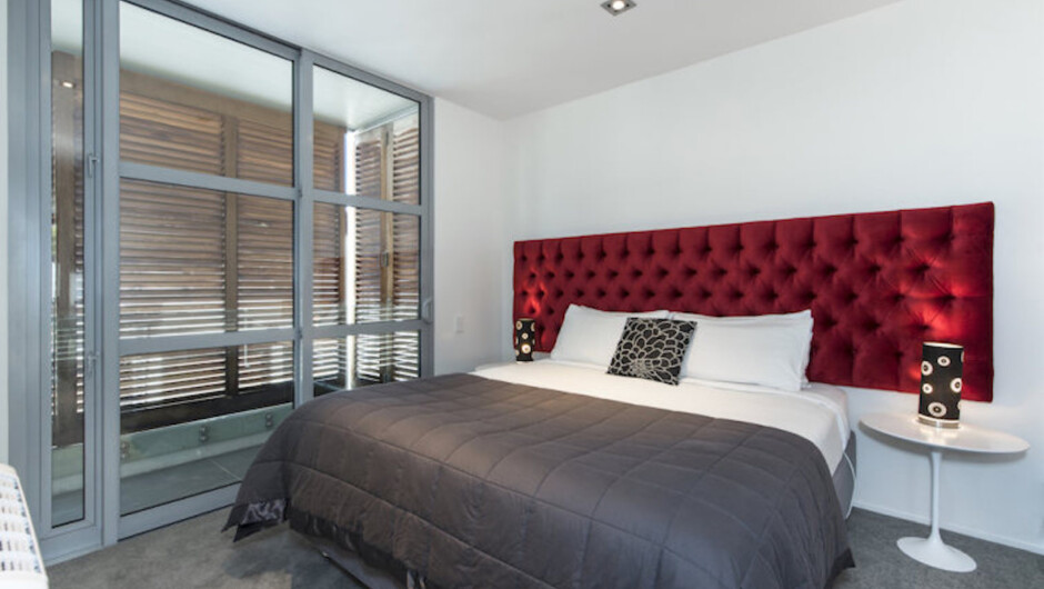 1 x luxury king bed with velvet headboard, en-suite bathroom