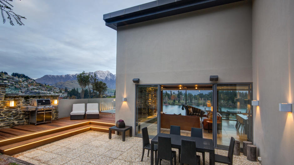 Outdoor Courtyard with Dining, BBQ and Spa Pool