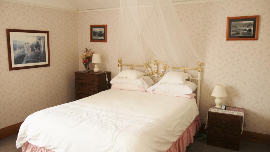 The Pictonian room double bed