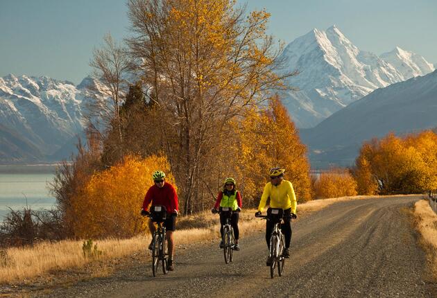 The Alps 2 Ocean Cycle Trail serves up remarkable scenery from Aoraki Mt Cook all the way to the Pacific Ocean. Amidst braided rivers, glacier-carved valleys, turquoise hydro-lakes, tussock-covered highlands you can view penguins, taste local wines and soak in hot tubs under the stars. 