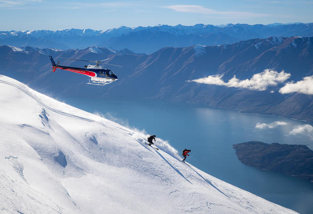 对于渴望在雪地中寻求绝对刺激与绝对自由的冒险家而言，直升机滑雪绝对称得上是一项不折不扣的极限运动。