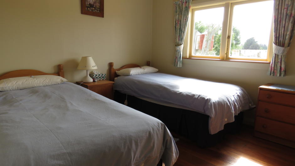 Bedroom 3 with twin beds