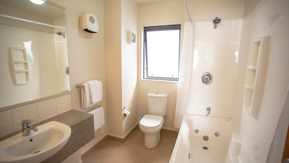 1 Bedroom En-suite Bathroom with single whirlpool bath