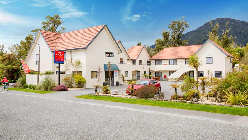 Modern, affordable motel accommodation located in the centre of Franz Josef Glacier village.