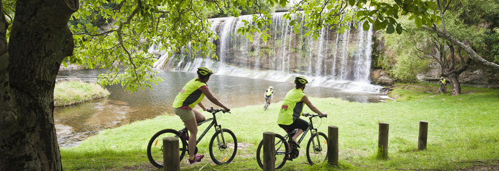 Cyclists at Rere Falls, Gisborne