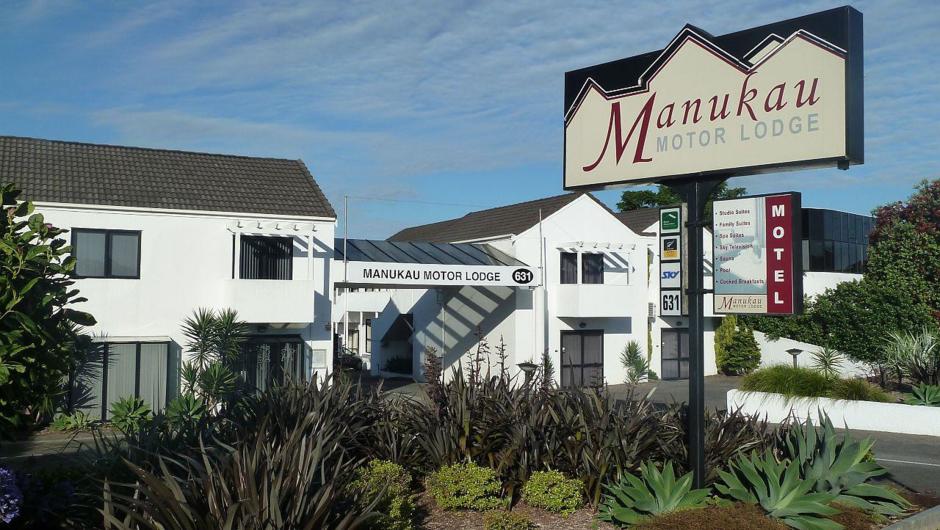 Manukau Motor Lodge is conveniently located a short drive from Auckland Airport, and a short walk from shopping mall, restaurants, and theme park.