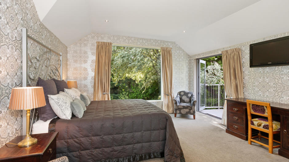 River Room. Stunning view over garden, ensuite bathroom. Perfect for longer stays.