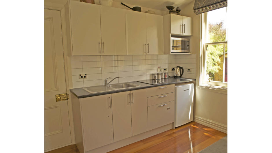 Wellington City Cottages - kitchen with laundry