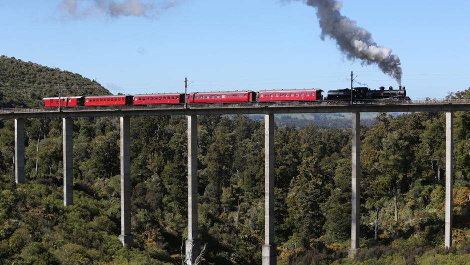 Tour train on Hapuawhenua Viaduct near Ohakune.
