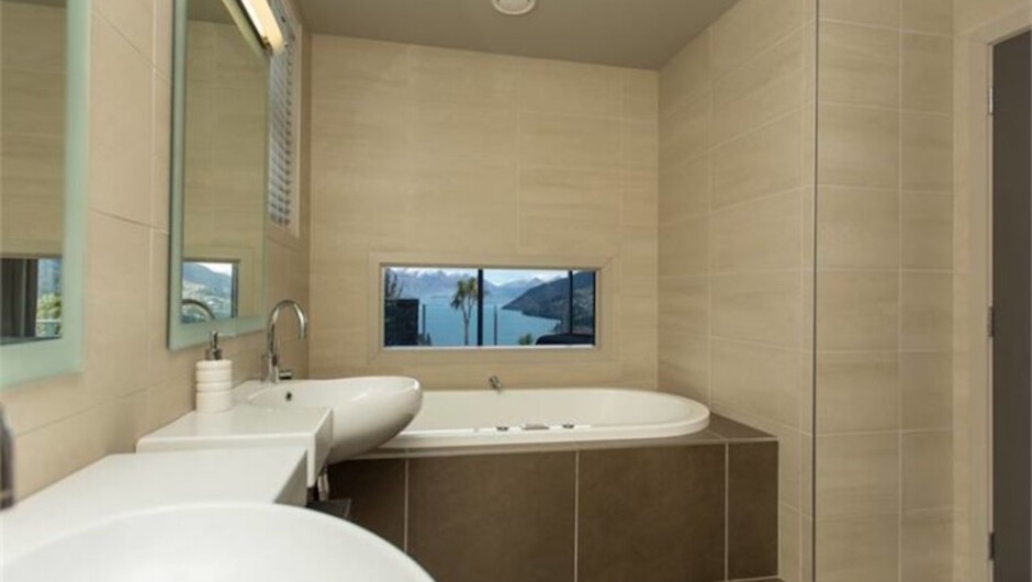 Luxury en-suite with bathtub