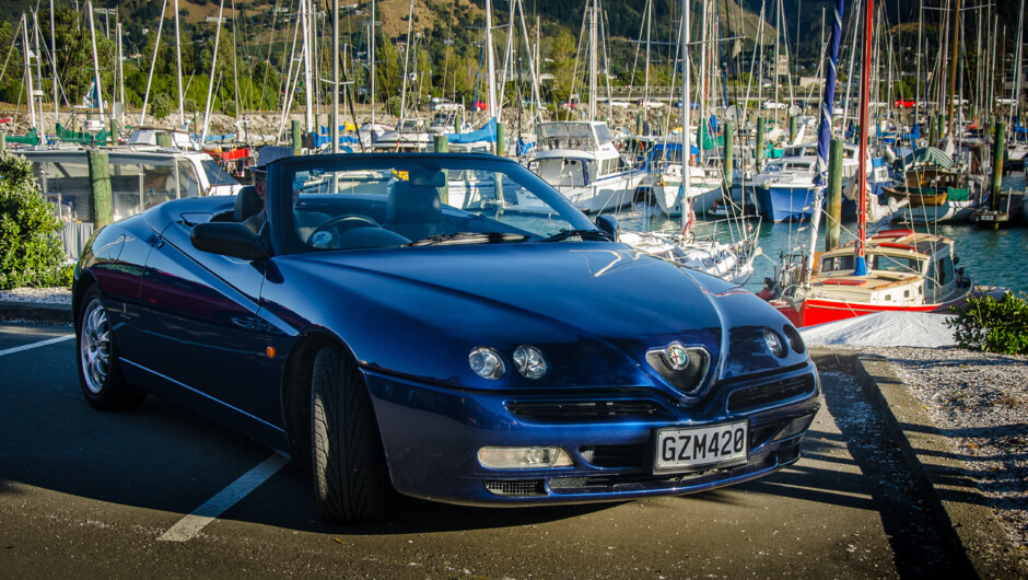 尼尔森经典租车停泊在纳尔逊码头上的 Alfa Romeo Spider V6