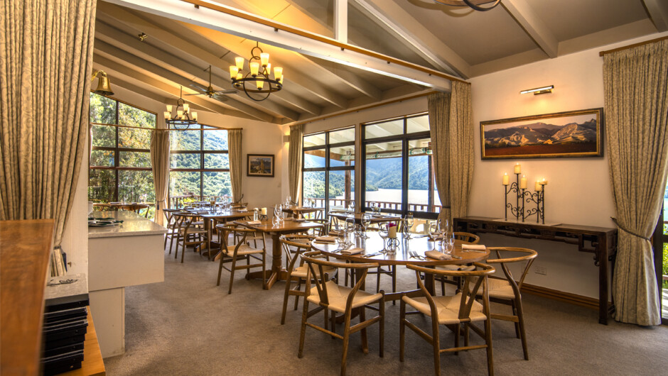典雅的山顶餐厅提供一系列新鲜美食