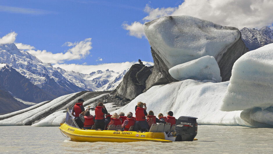 刻々と変化する氷河の素晴らしい光景を楽しみながらクルーズ