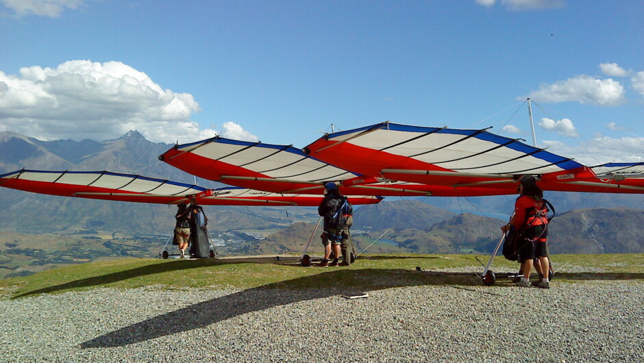 A busy hang gliding day at Coronet Peak
