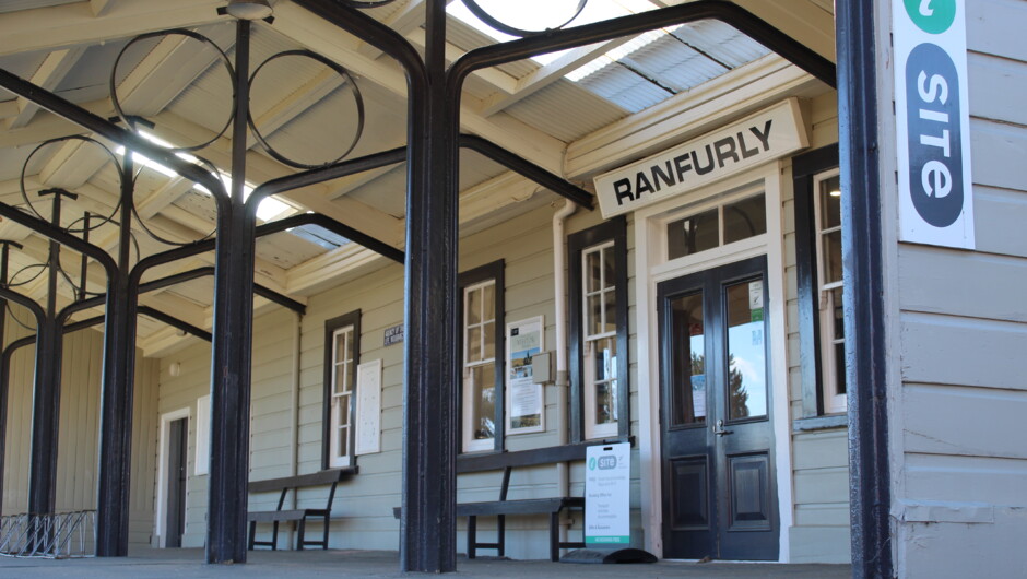 Ranfurly i-SITE veranda.JPG