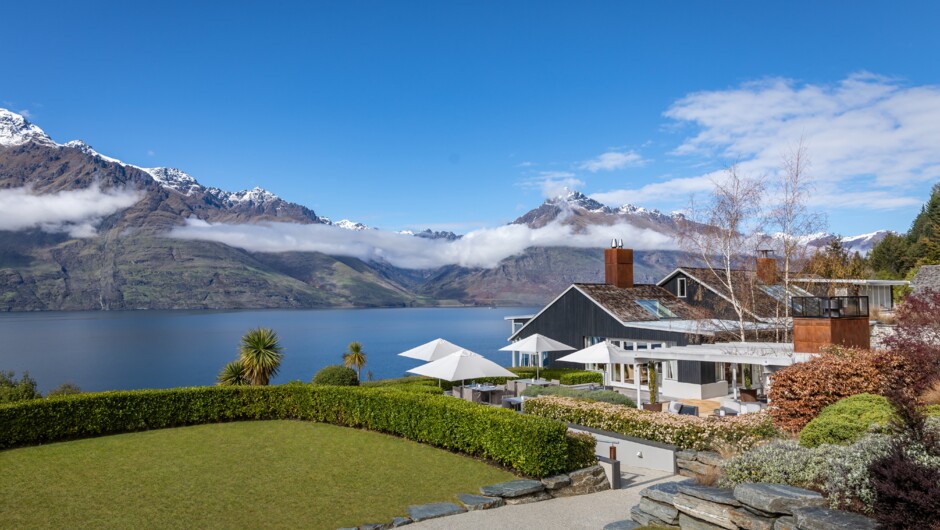 We have the best luxury lodges in the world, just like Matakauri Lodge, Queenstown