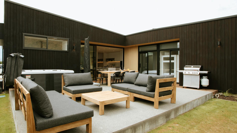 Release Wanaka - Stackbrae is a modern and stylish vacation rental close to Cardrona Alpine Resort in Wanaka, New Zealand.