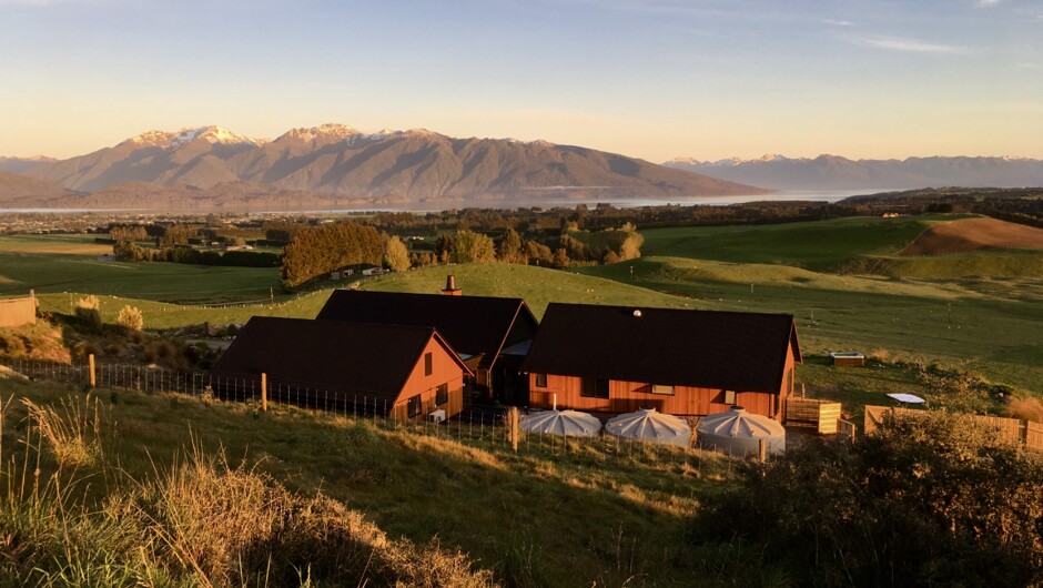 ★Stunning Rural Location★
Fiordland Eco-Retreat is the right-hand 'wing' of the house. It's a fully self-contained house, with its own access, and is located just 6km from Te Anau township.