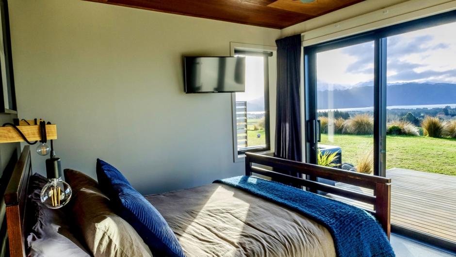 ★Queen Bedroom★
This room also has stunning, unobstructed views of Lake Te Anau and the Fiordland mountains beyond.
Enjoy central heating, unlimited wifi, Satellite TV (including Netflix and Lightbox) and in-ceiling Bluetooth speakers.
A natural palate