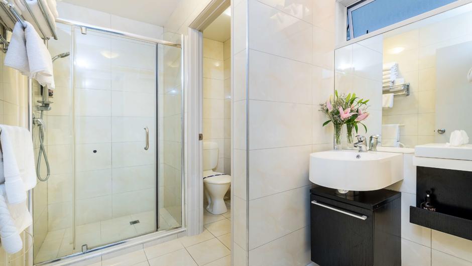 Best Western Newmarket Inn & Suites Bathroom