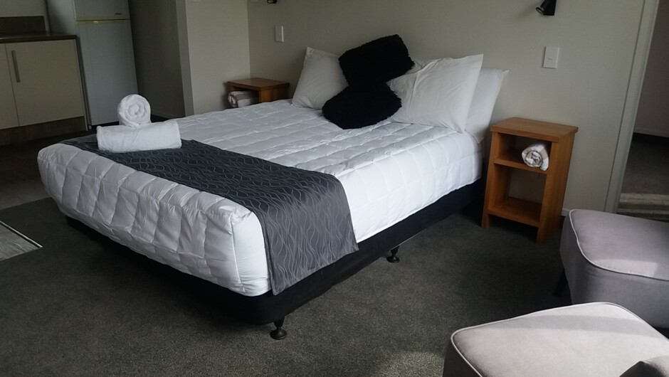 Motel style 2 bedroom unit.  queen bed in lounge area with 2 single beds in room.  kitchen, bathroom and sky tv with heatpump/air con.  overlooking the pool area