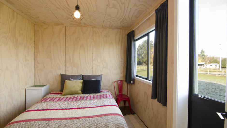 Queen room in container cabin - Voyager Cabins Millers Flat