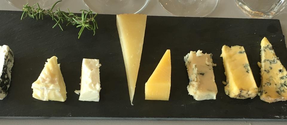 相性ぴったりのチーズを並べて