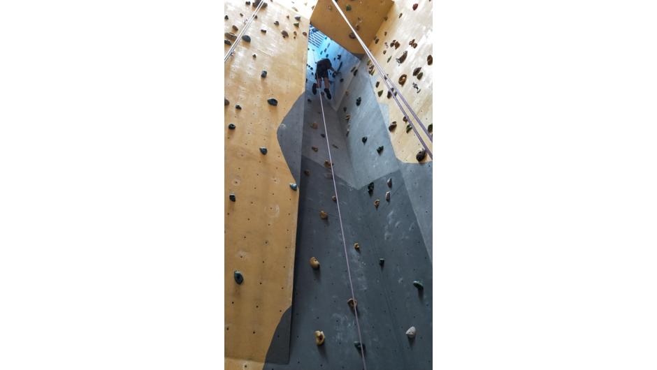 Lots of variety, on walls up to 15m. Climb the chimney, the overhand, the slabs.