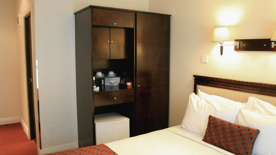Comfortable rooms with a mini bar and tea/coffee making and room service