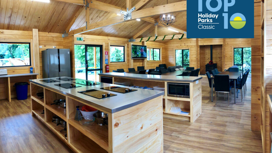 Log Kitchen Block: Communal space with a public kitchen, dining, lounge and reading space. As part of your stay, Kingston TOP 10 provides their log kitchen with all utensils and cooking items such as pots, pans and knives.