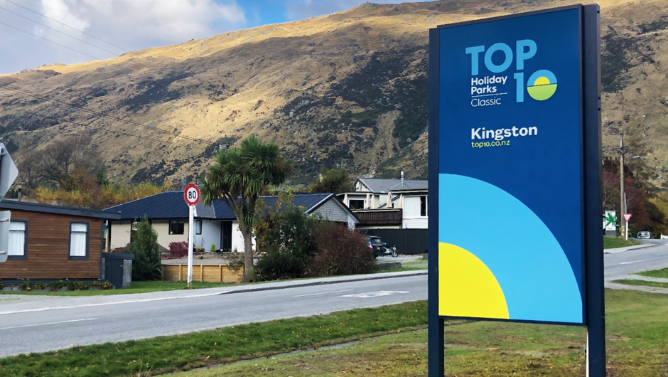 Kingston TOP 10 Holiday Park: Entrance signage at 16 Kent Street, Kingston, Otago.