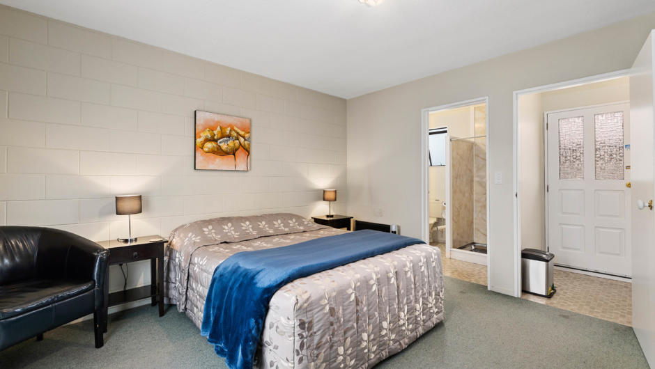 Spacious guest room