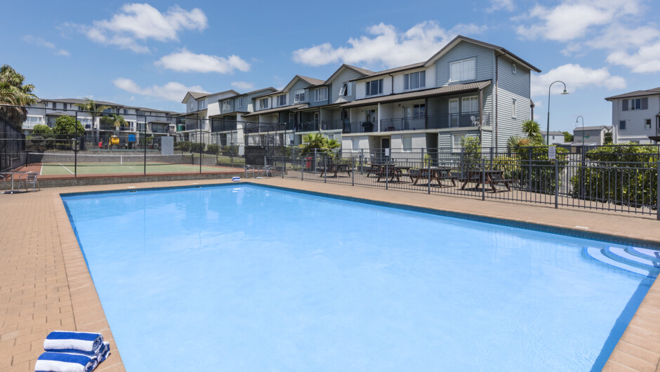 Nesuto Newhaven - outdoor pool and apartment view