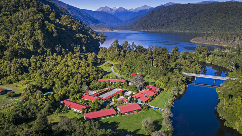 Wilderness Lodge Lake Moeraki sits on the shores of the Moeraki River in the heart of Te Wahipounamu World Heritage Area.