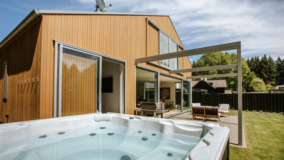 After a day of adventuring in Wanaka, rest the muscles in this spacious spa pool. Perfect for a Wanaka winter or summer holiday.