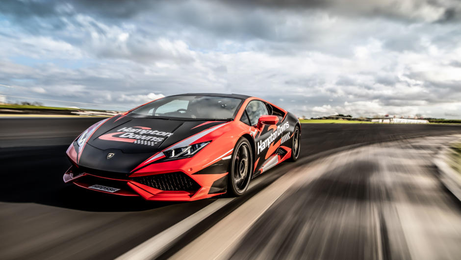 Book now to ride in the Supercar Fast Dash and experience the thrill of our Lamborghini Huracan, capable of reaching 100 km/h in 3.2 seconds and hitting 230 kph with you in the passenger seat of the car.